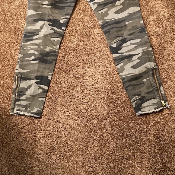 EXPRESS CAMO PANTS WITH STRETCH. SIZE 8R. ZIPPERS AT ANKLES. NWT - Picture 9 of 10